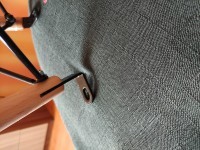 Продавливает пластик и выворачивает гайки впаянные в сиденье